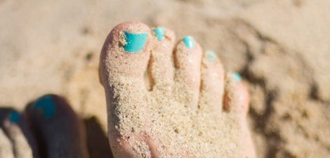 Fußpflege - Füße im Sand
